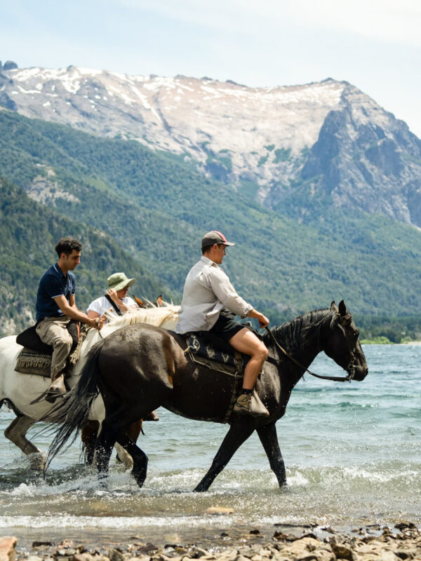 Cabalgata por Coihues: Paseo a Caballo en Medio de la Naturaleza Patagónica - Imagen 1